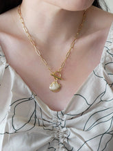 Load image into Gallery viewer, Seashell Gold Necklace