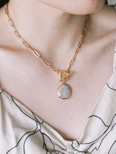 Load image into Gallery viewer, Pearl Paperclip Chain Necklace